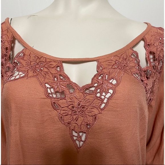 Tiare Hawaii Atlantis Lace Trim Blouse - Picture 3 of 12
